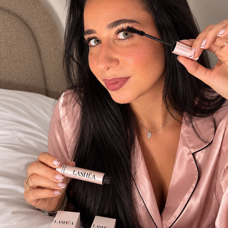 Anaïs, fondatrice de Lashéa, applique le mascara tubing infusé au sérum de pousse, avec les étuis mascara et sérum — photo réelle non retouchée